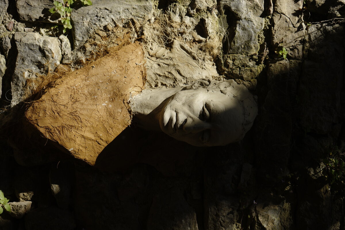 Semiostalgia P0009 — Sculpture fraîche, en terre crue, filasse végétale, Saint-Antonin-Noble-Val