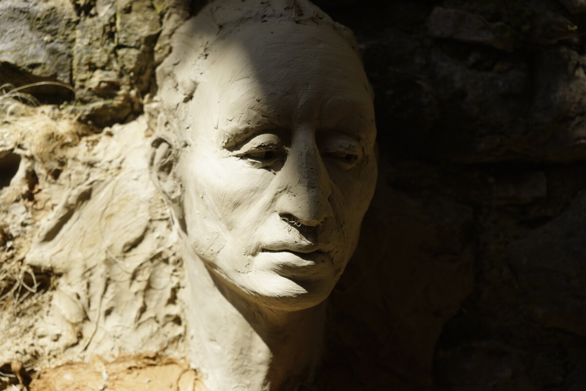 Semiostalgia P0009 — Sculpture fraîche, en terre crue, filasse végétale, Saint-Antonin-Noble-Val