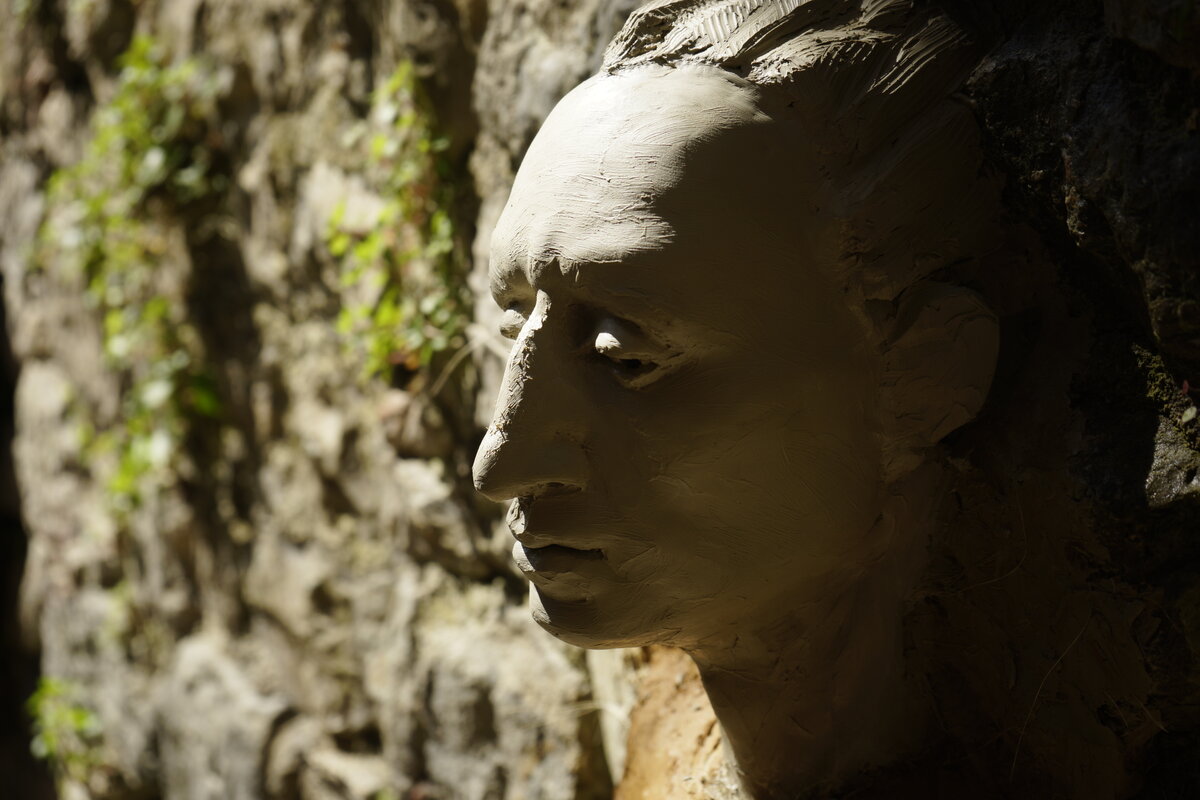 Semiostalgia P0009 — Sculpture fraîche, en terre crue, filasse végétale, Saint-Antonin-Noble-Val