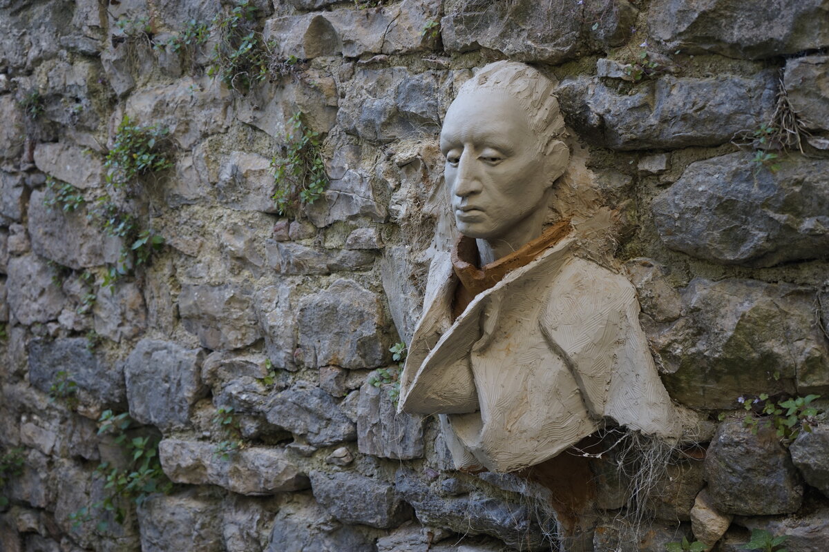 Semiostalgia P0009 — Sculpture fraîche, en terre crue, filasse végétale, Saint-Antonin-Noble-Val