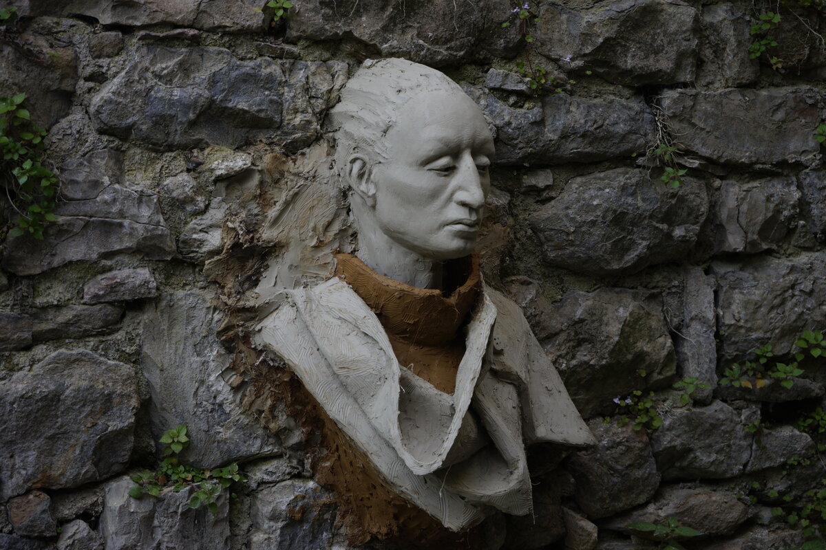 Semiostalgia P0009 — Sculpture fraîche, en terre crue, filasse végétale, Saint-Antonin-Noble-Val