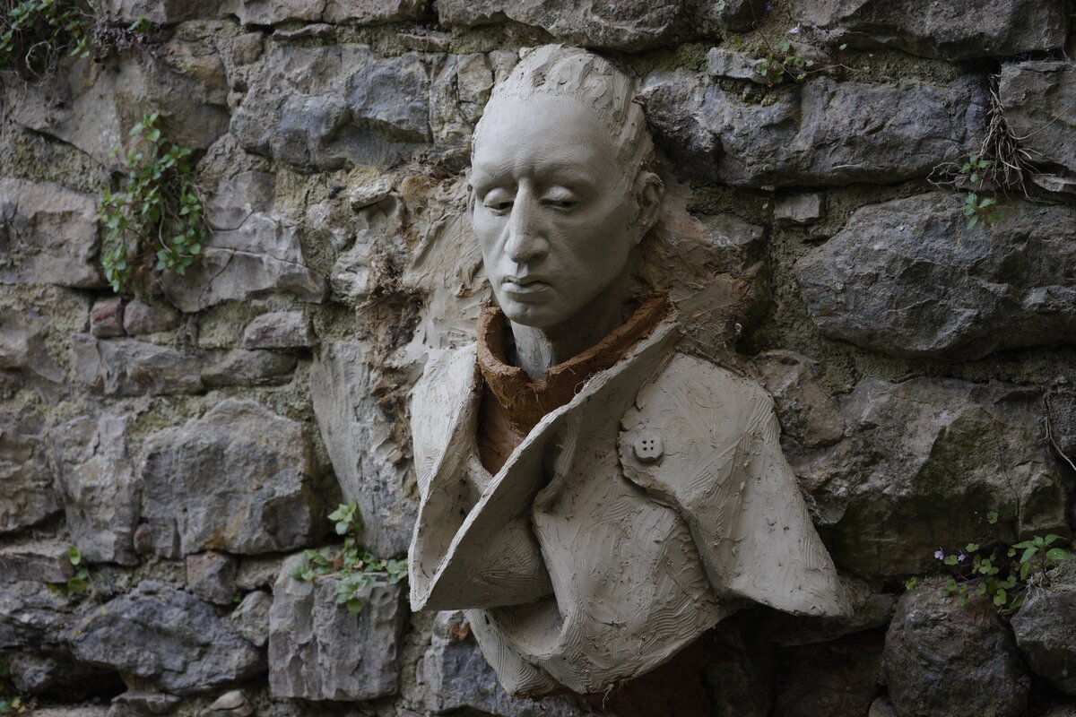 Semiostalgia P0009 — Sculpture fraîche, en terre crue, filasse végétale, Saint-Antonin-Noble-Val