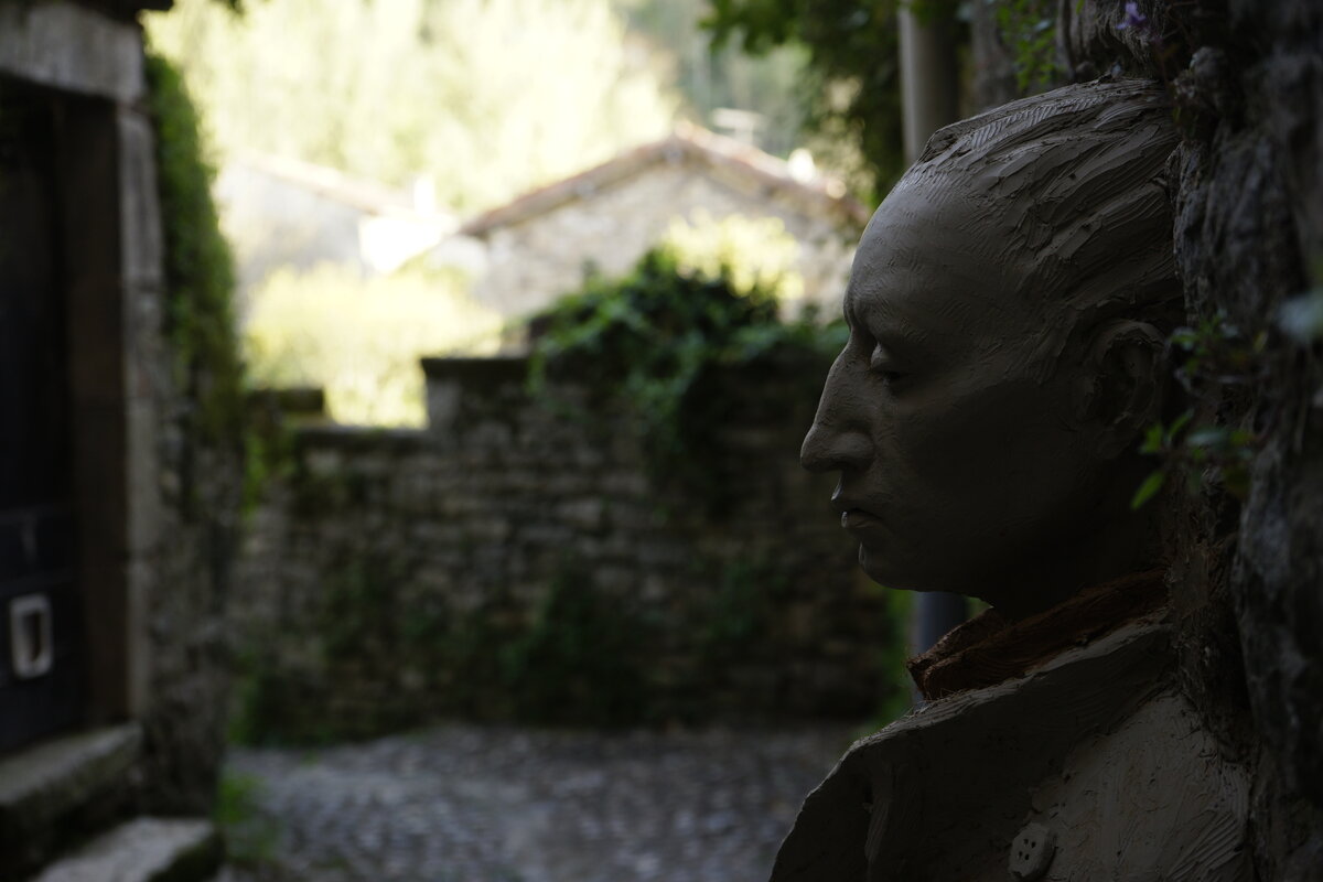 Semiostalgia P0009 — Sculpture fraîche, en terre crue, filasse végétale, Saint-Antonin-Noble-Val