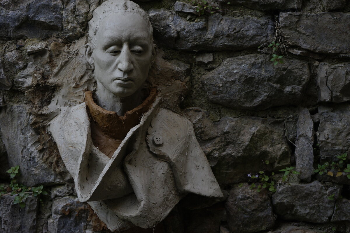 Semiostalgia P0009 — Sculpture fraîche, en terre crue, filasse végétale, Saint-Antonin-Noble-Val