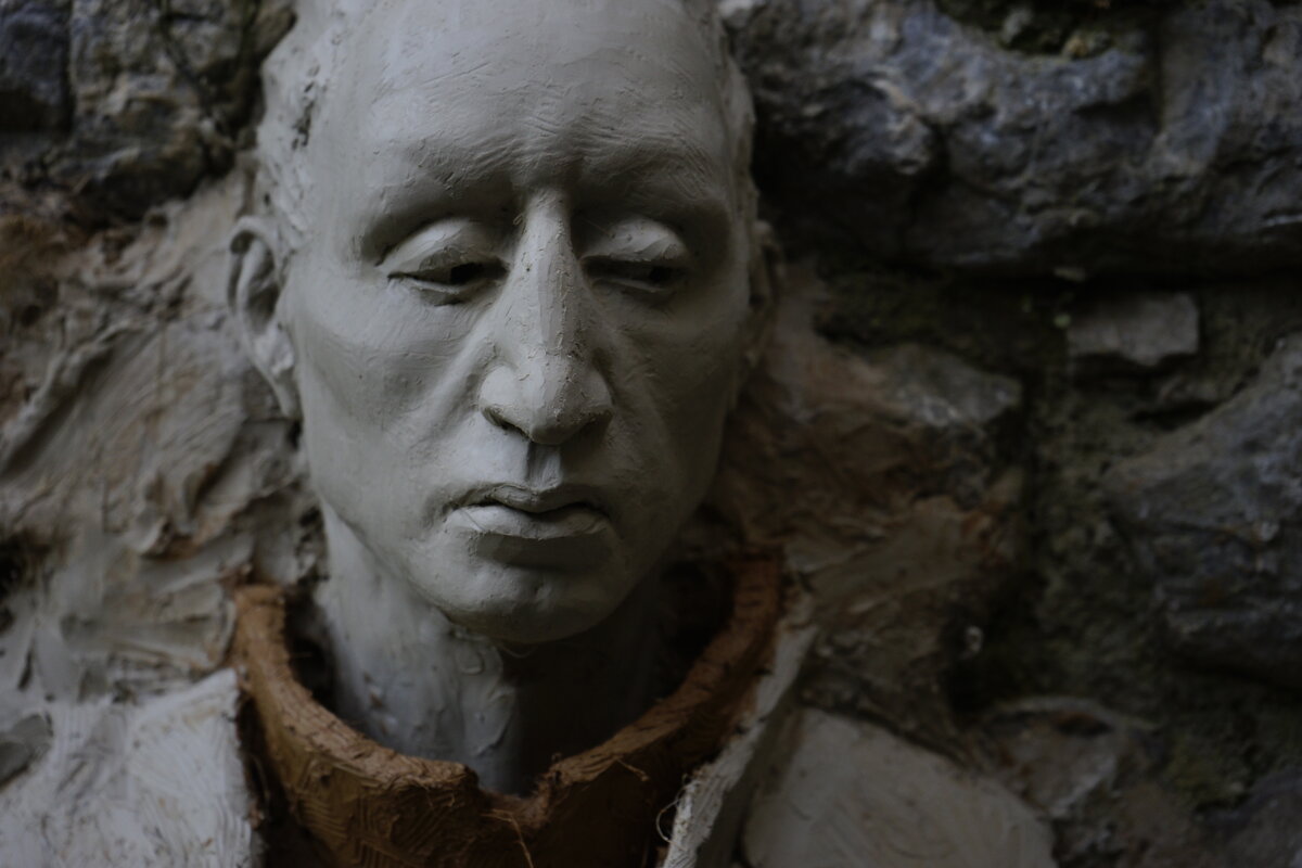 Semiostalgia P0009 — Sculpture fraîche, en terre crue, filasse végétale, Saint-Antonin-Noble-Val