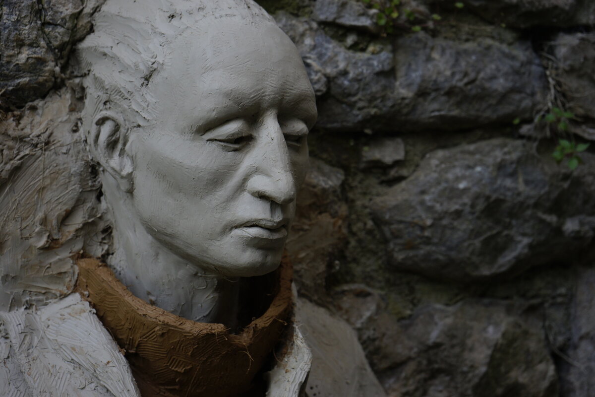 Semiostalgia P0009 — Sculpture fraîche, en terre crue, filasse végétale, Saint-Antonin-Noble-Val