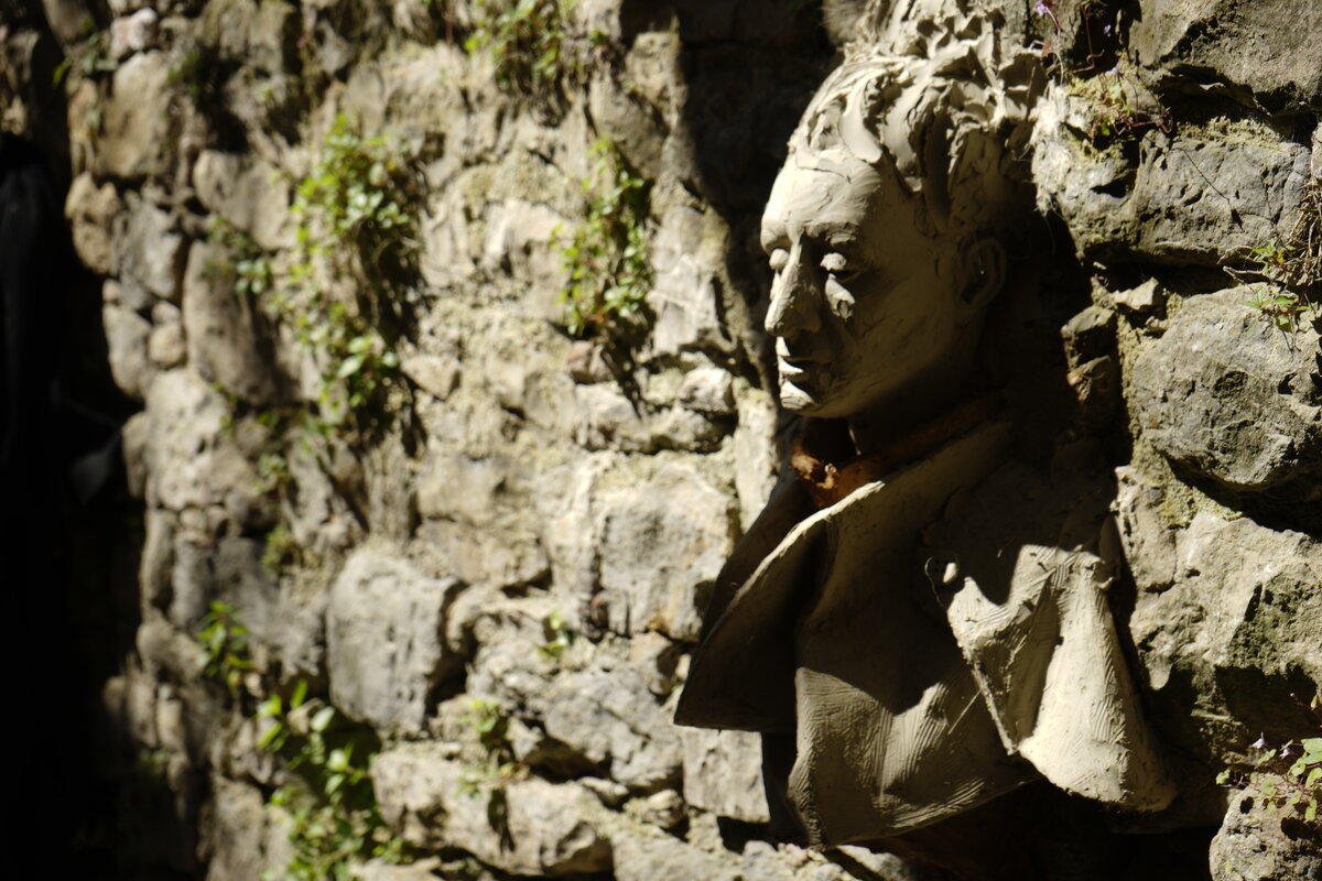 Semiostalgia P0009 — Sculpture fraîche, en terre crue, filasse végétale, Saint-Antonin-Noble-Val