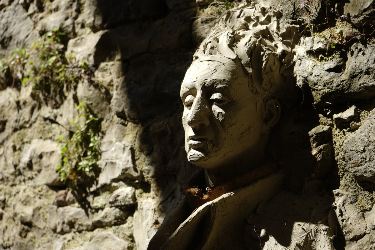 Semiostalgia P0009 — Sculpture fraîche, en terre crue, filasse végétale, Saint-Antonin-Noble-Val