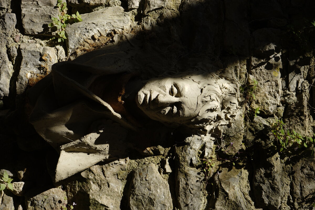 Semiostalgia P0009 — Sculpture fraîche, en terre crue, filasse végétale, Saint-Antonin-Noble-Val
