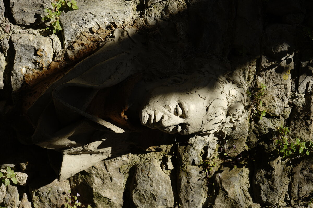 Semiostalgia P0009 — Sculpture fraîche, en terre crue, filasse végétale, Saint-Antonin-Noble-Val