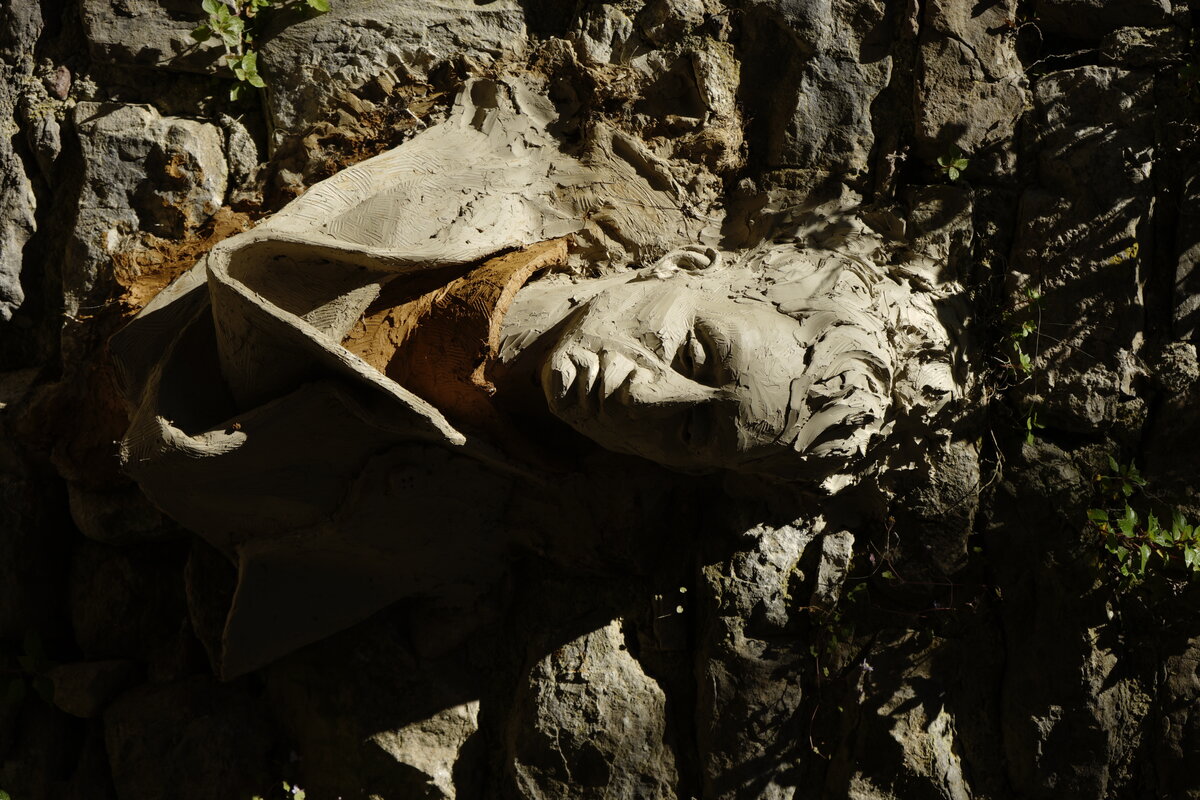 Semiostalgia P0009 — Sculpture fraîche, en terre crue, filasse végétale, Saint-Antonin-Noble-Val