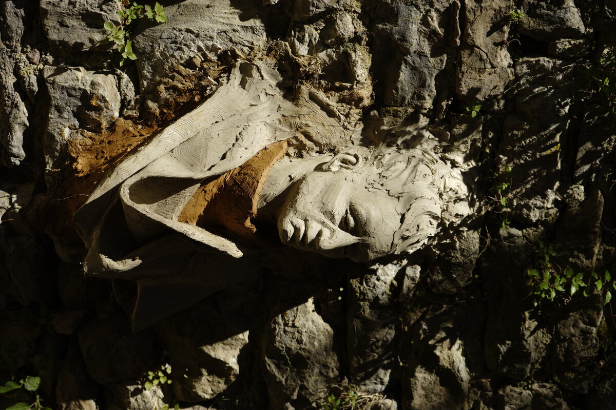 Semiostalgia P0009 — Sculpture fraîche, en terre crue, filasse végétale, Saint-Antonin-Noble-Val