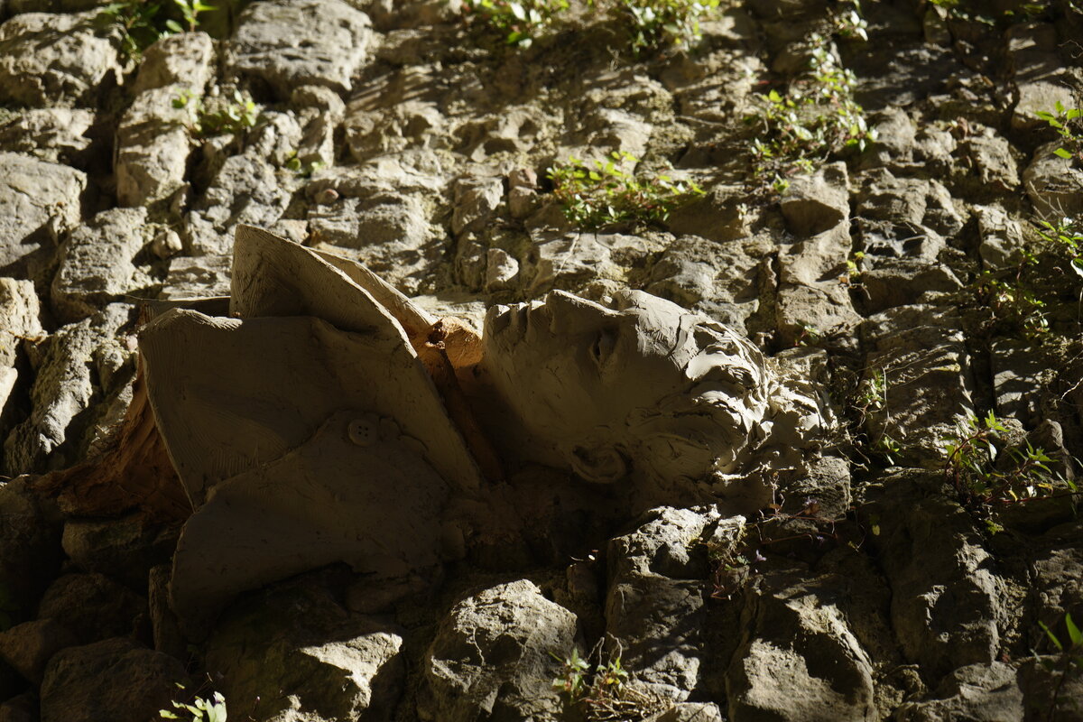 Semiostalgia P0009 — Sculpture fraîche, en terre crue, filasse végétale, sur mur de pierre calcaire, Saint-Antonin-Noble-Val