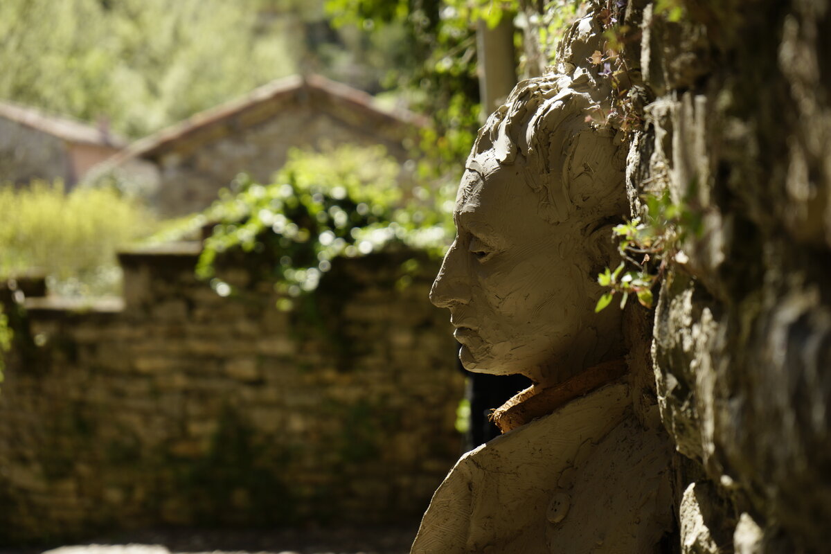 Semiostalgia P0009 — Sculpture fraîche, en terre crue, filasse végétale, Saint-Antonin-Noble-Val