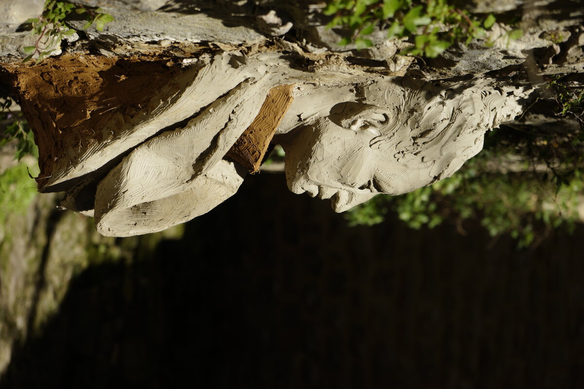 Semiostalgia P0009 — Sculpture fraîche, en terre crue, filasse végétale, Saint-Antonin-Noble-Val