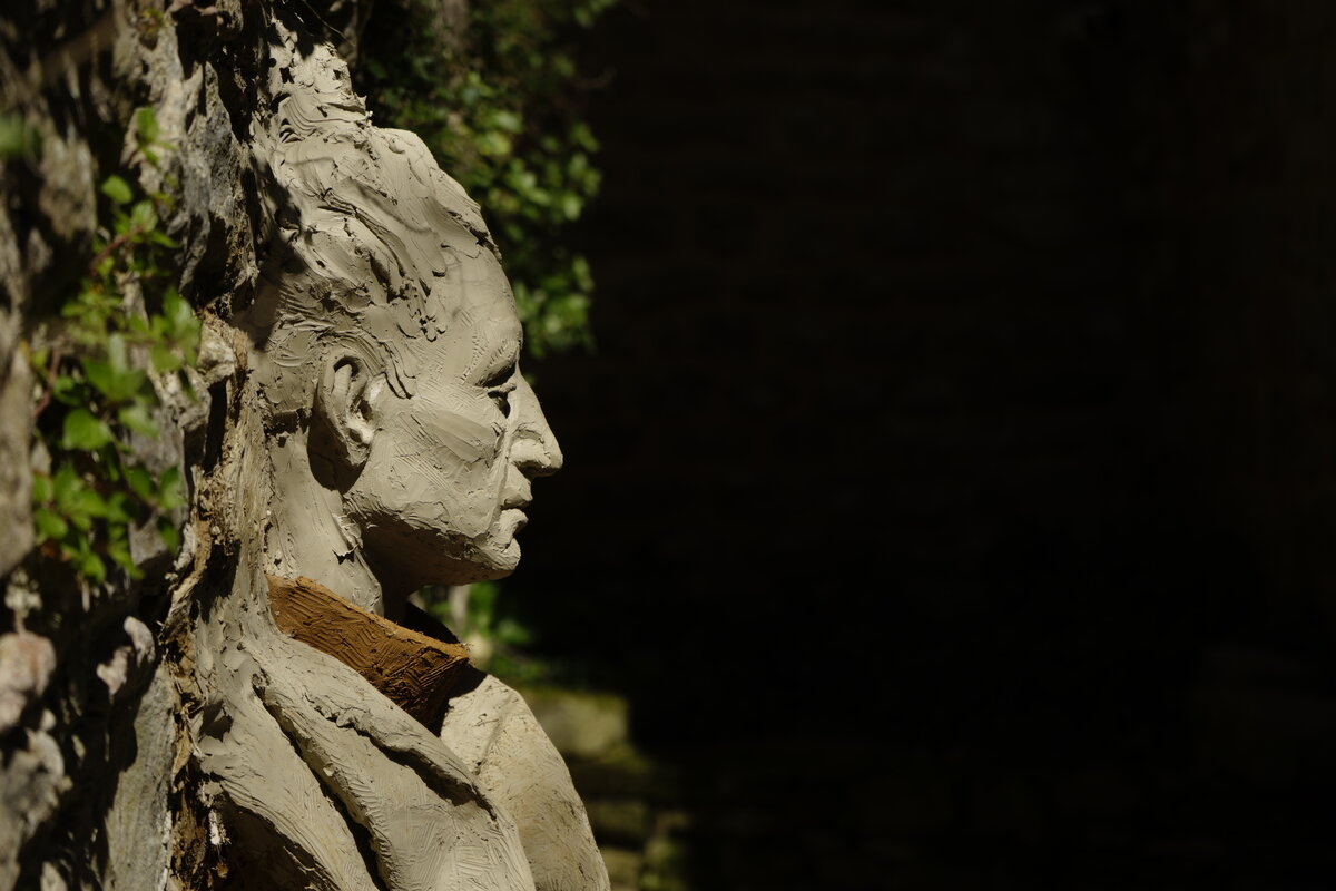 Semiostalgia P0009 — Sculpture fraîche, en terre crue, filasse végétale, Saint-Antonin-Noble-Val