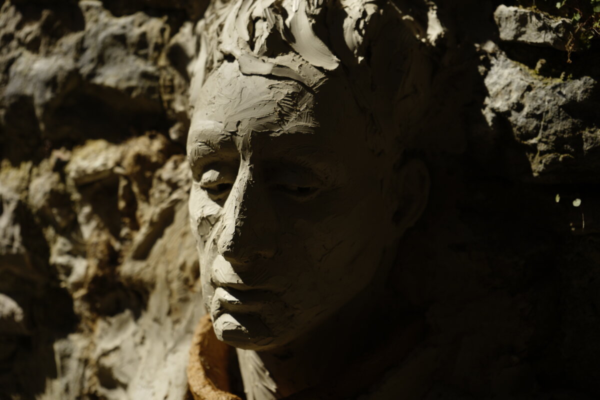 Semiostalgia P0009 — Sculpture fraîche, en terre crue, filasse végétale, Saint-Antonin-Noble-Val