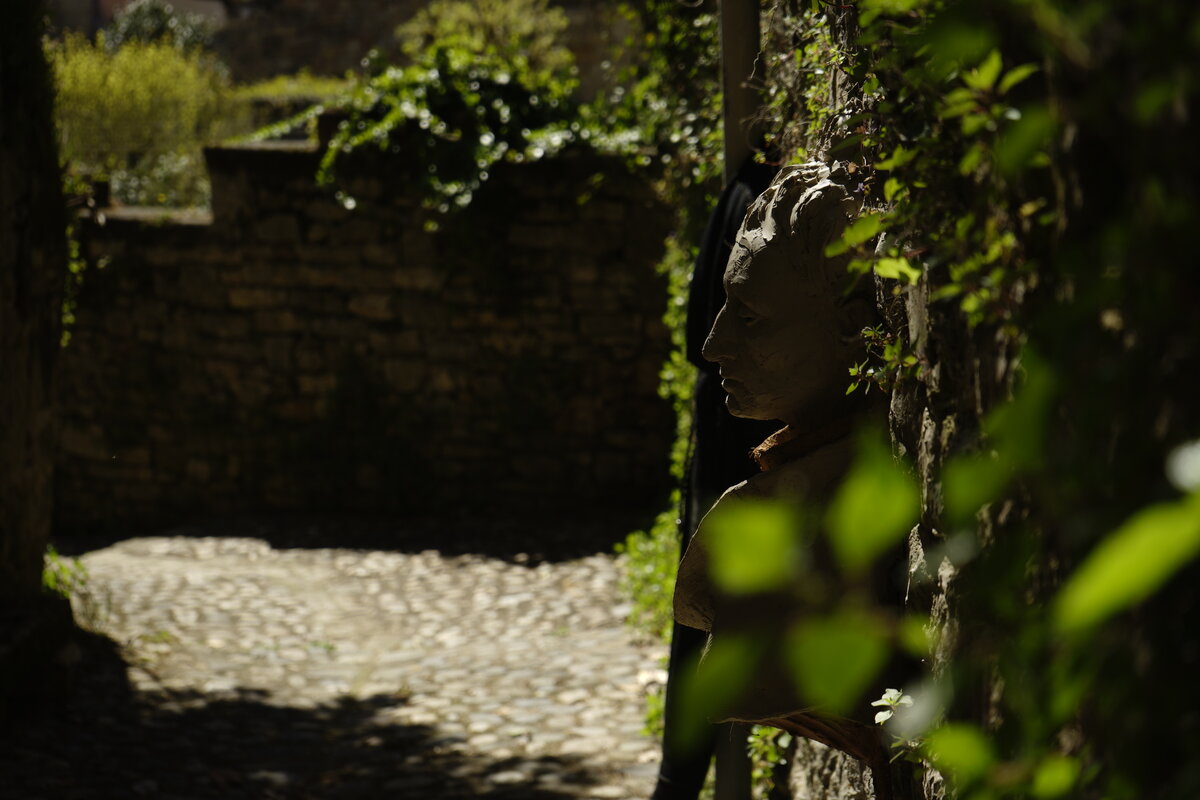 Semiostalgia P0009 — Sculpture fraîche, en terre crue, filasse végétale, sur mur de pierre calcaire, Saint-Antonin-Noble-Val