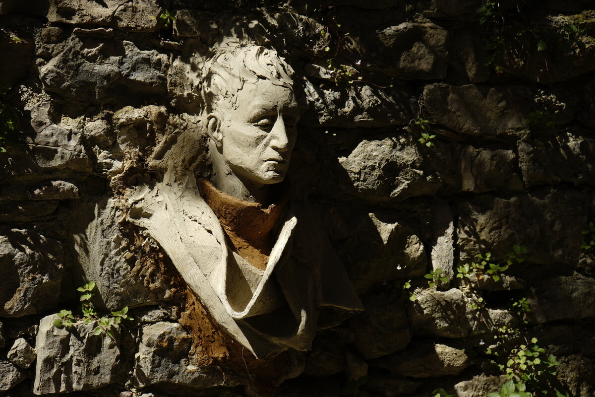 Semiostalgia P0009 — Sculpture en cours de séchage, en terre crue, filasse végétale, Saint-Antonin-Noble-Val