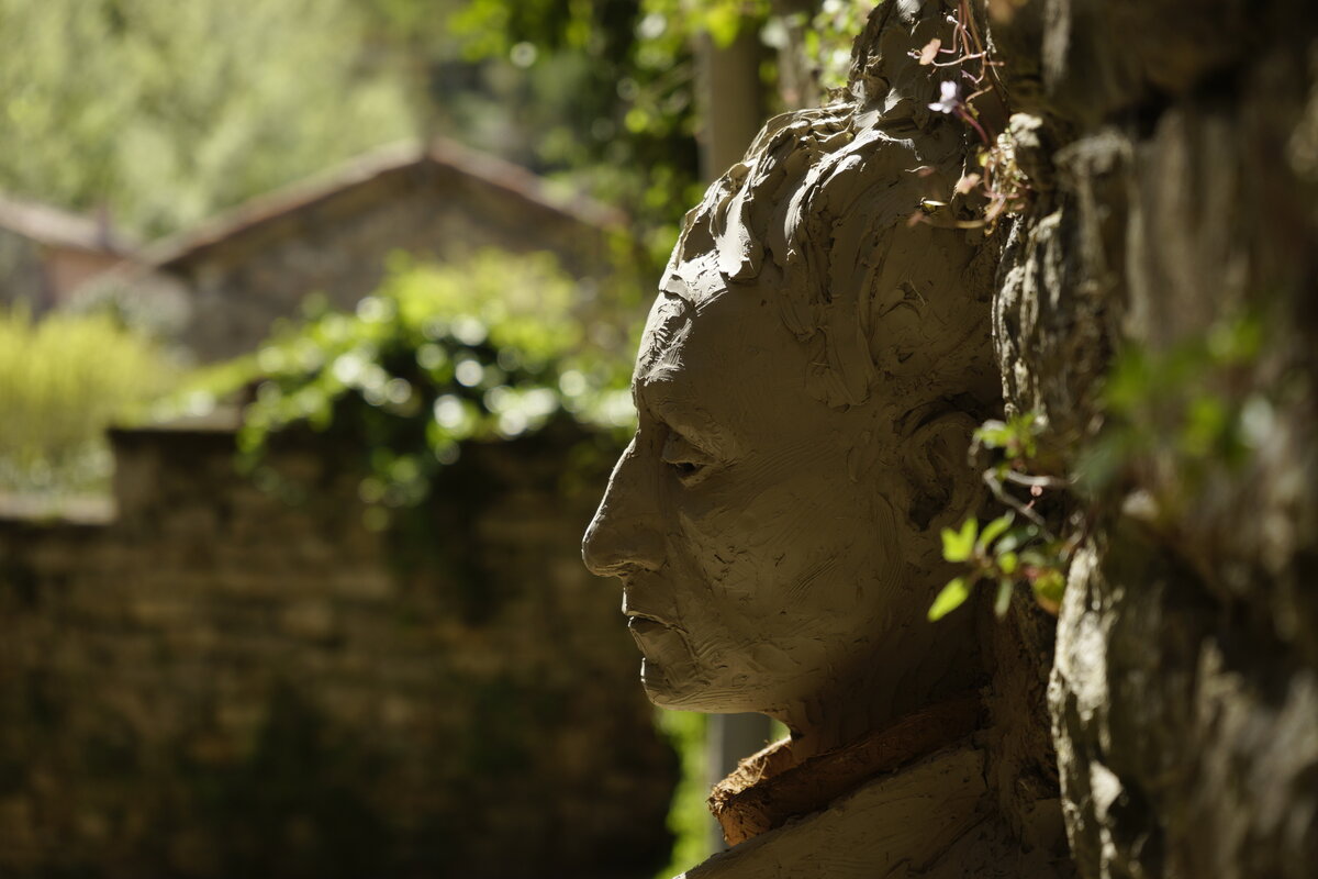 Semiostalgia P0009 — Sculpture en cours de séchage, en terre crue, filasse végétale, Saint-Antonin-Noble-Val