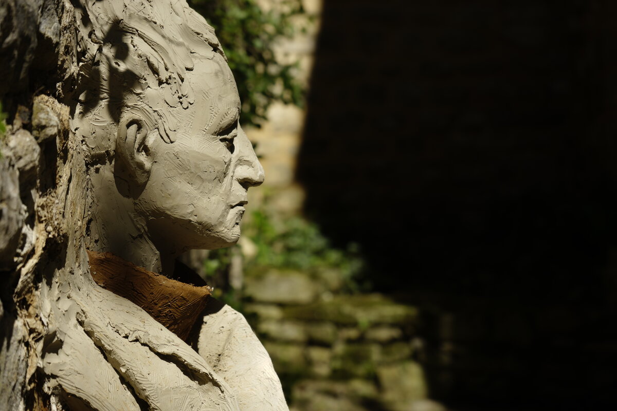 Semiostalgia P0009 — Sculpture en cours de séchage, en terre crue, filasse végétale, Saint-Antonin-Noble-Val