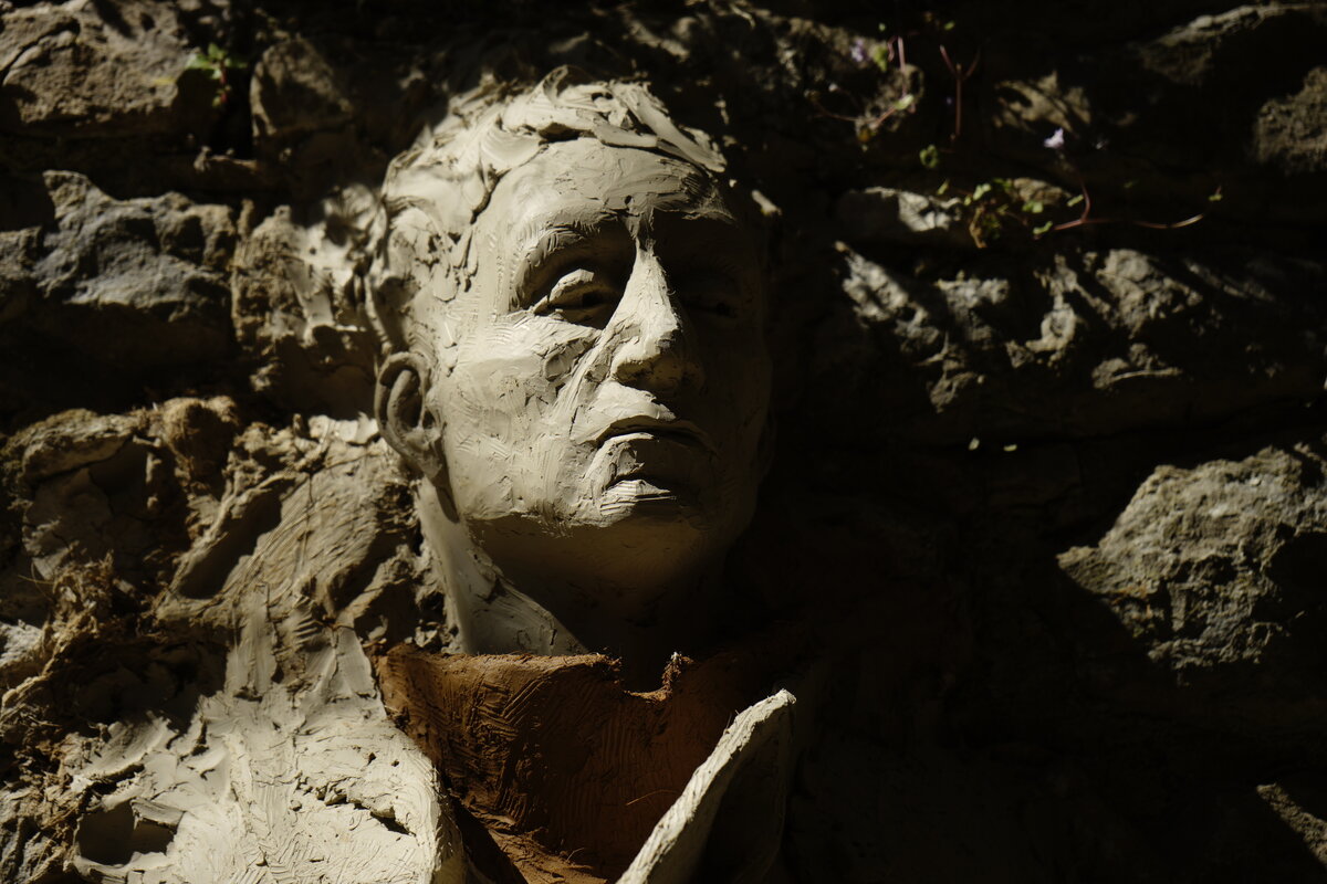 Semiostalgia P0009 — Sculpture en cours de séchage, en terre crue, filasse végétale, Saint-Antonin-Noble-Val