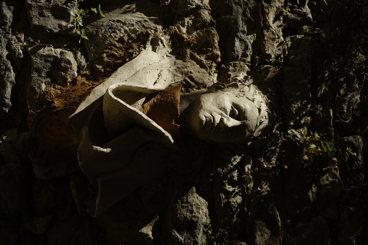 Semiostalgia P0009 — Sculpture en cours de séchage, en terre crue, filasse végétale, Saint-Antonin-Noble-Val