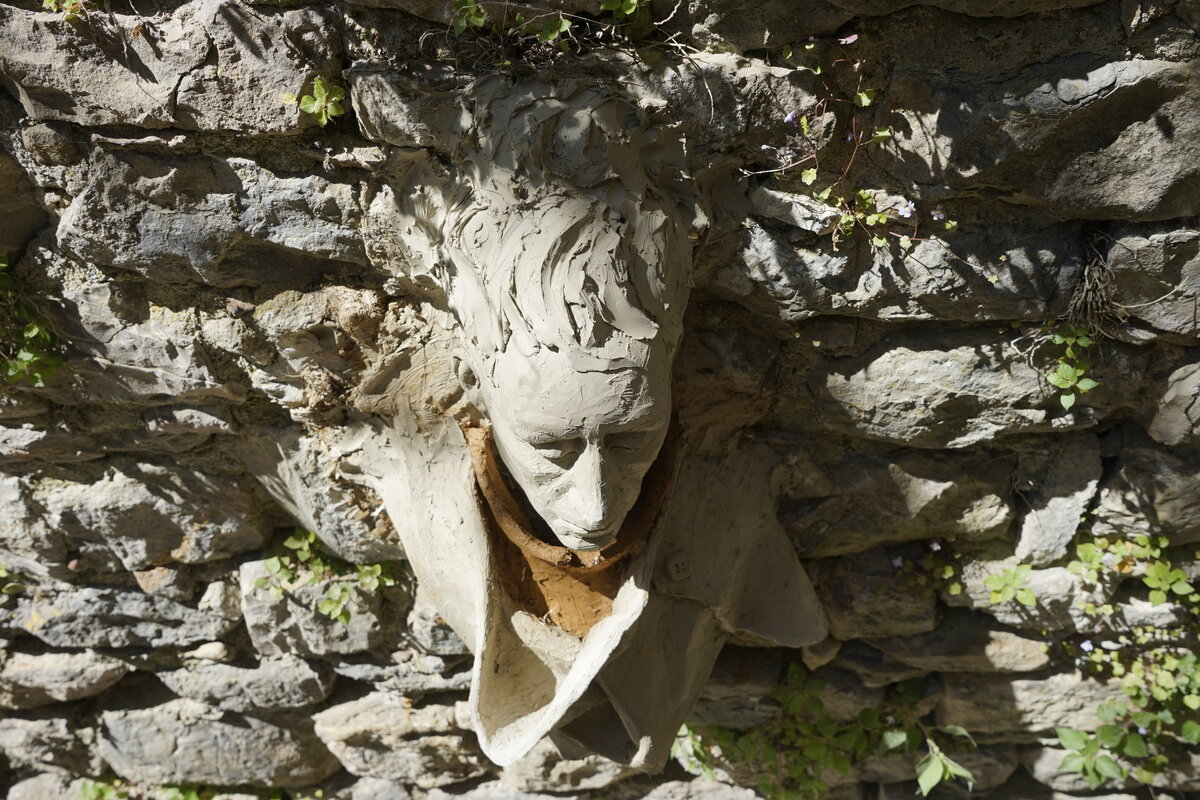 Semiostalgia P0009 — Sculpture en cours de séchage, en terre crue, filasse végétale, Saint-Antonin-Noble-Val