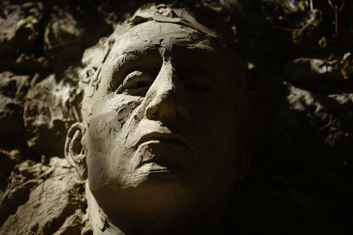 Semiostalgia P0009 — Sculpture en cours de séchage, en terre crue, filasse végétale, Saint-Antonin-Noble-Val