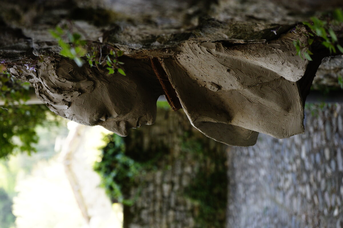 Semiostalgia P0009 — Sculpture en cours de séchage, en terre crue, filasse végétale, Saint-Antonin-Noble-Val