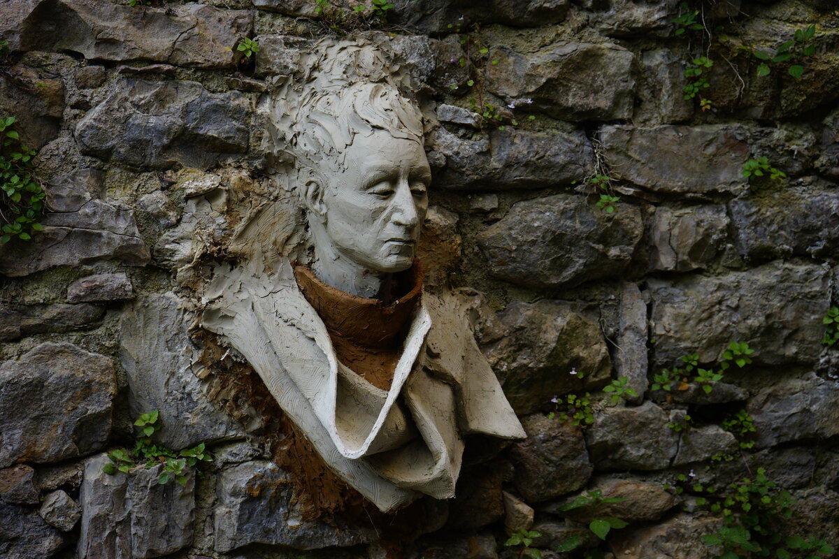 Semiostalgia P0009 — Sculpture en cours de séchage, en terre crue, filasse végétale, Saint-Antonin-Noble-Val