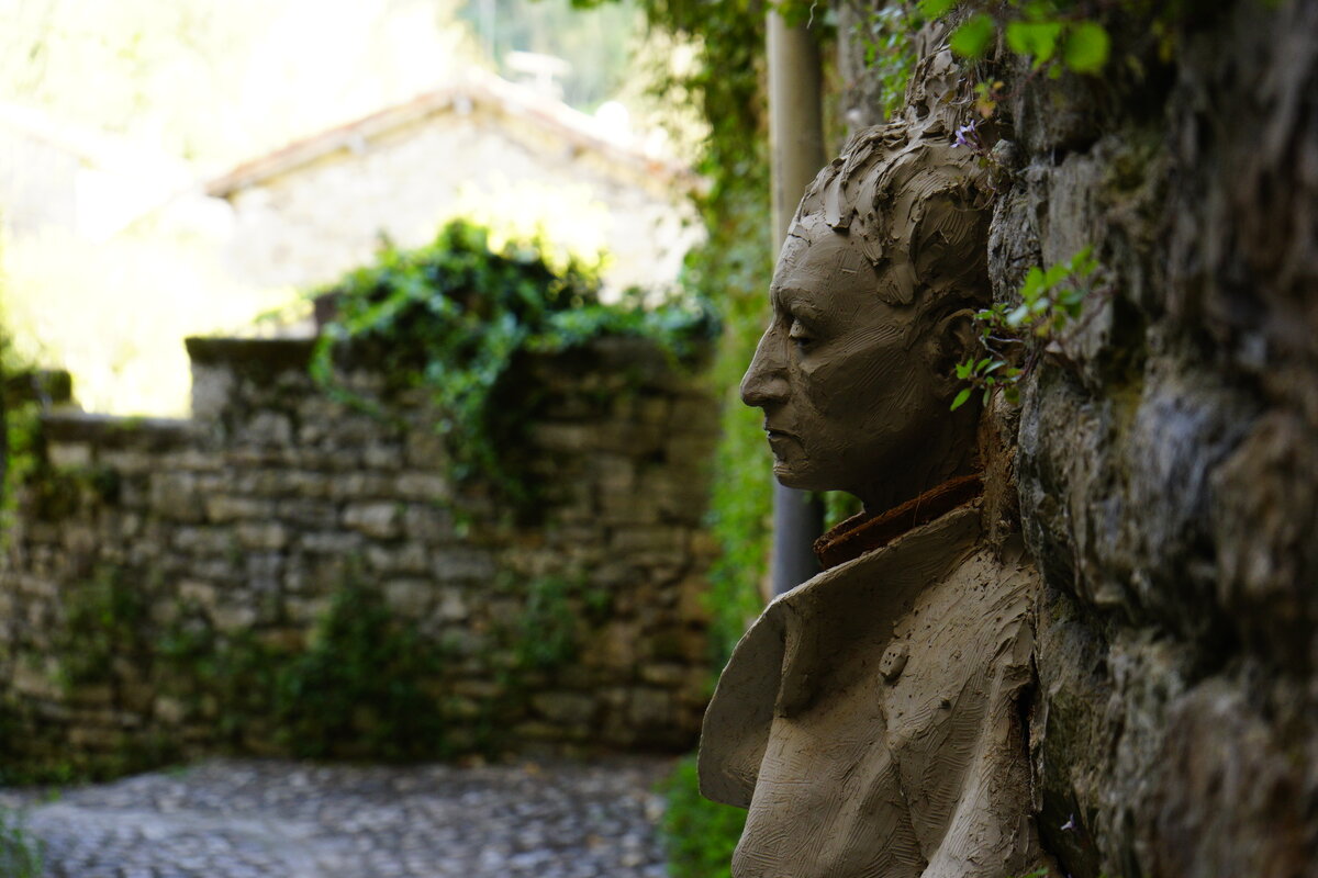 Semiostalgia P0009 — Sculpture en cours de séchage, en terre crue, filasse végétale, Saint-Antonin-Noble-Val