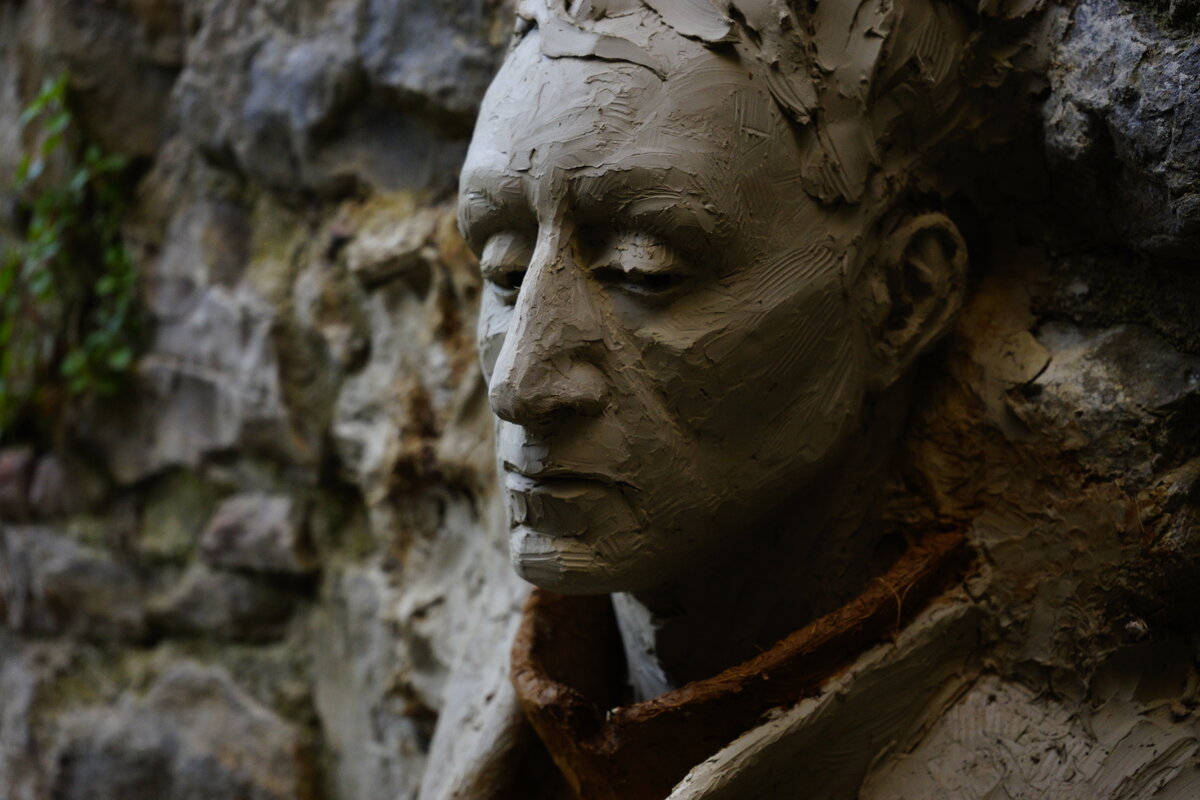 Semiostalgia P0009 — Sculpture en cours de séchage, en terre crue, filasse végétale, Saint-Antonin-Noble-Val