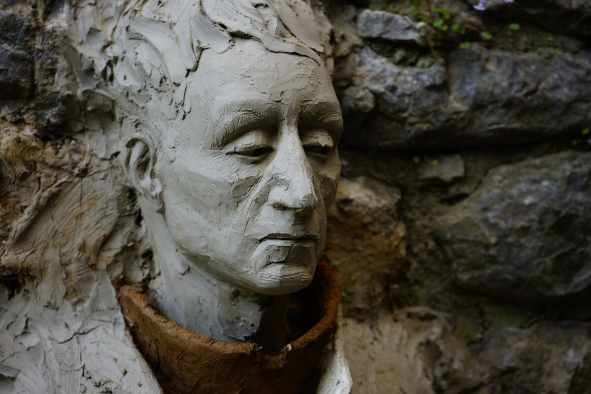 Semiostalgia P0009 — Sculpture en cours de séchage, en terre crue, filasse végétale, Saint-Antonin-Noble-Val