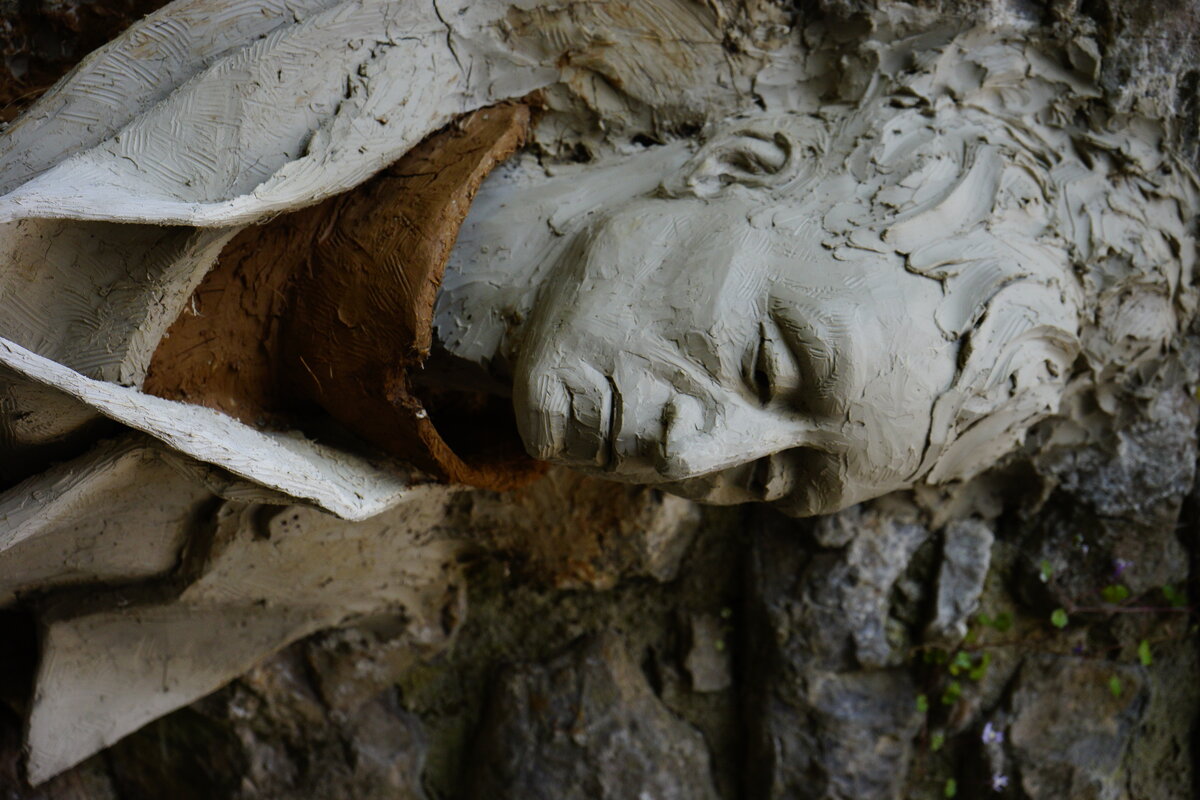 Semiostalgia P0009 — Sculpture en cours de séchage, en terre crue, filasse végétale, Saint-Antonin-Noble-Val