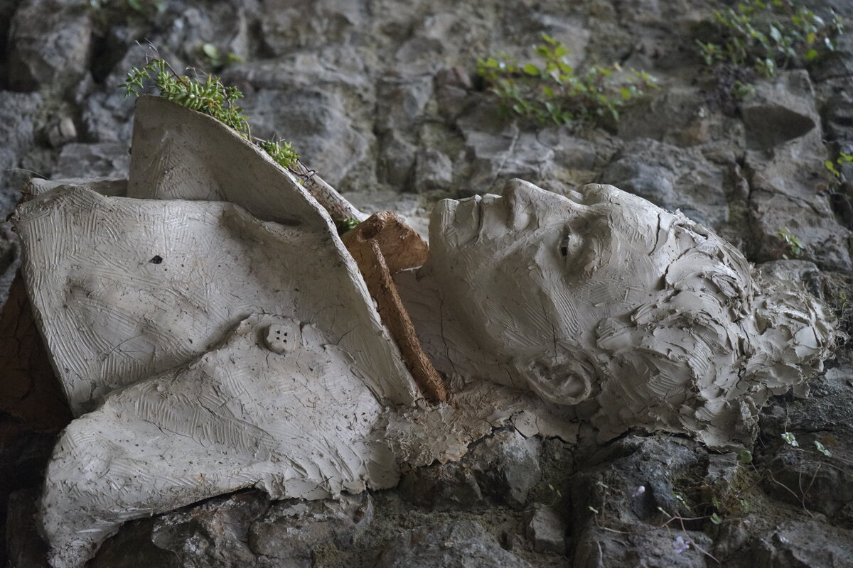 Semiostalgia P0009 — Sculpture sèche, en terre crue, filasse végétale, grillage à poule, Saint-Antonin-Noble-Val