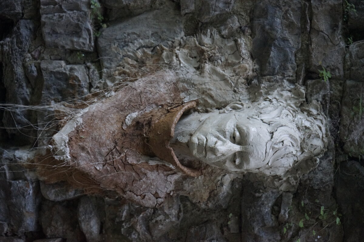 Semiostalgia P0009 — Sculpture vandalisée, en terre crue, filasse végétale, grillage à poule, Saint-Antonin-Noble-Val