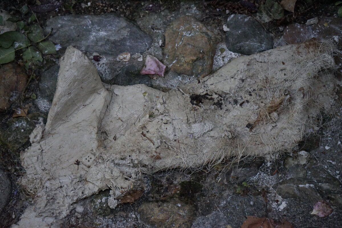 Semiostalgia P0009 — Sculpture vandalisée, en terre crue, filasse végétale, grillage à poule, Saint-Antonin-Noble-Val