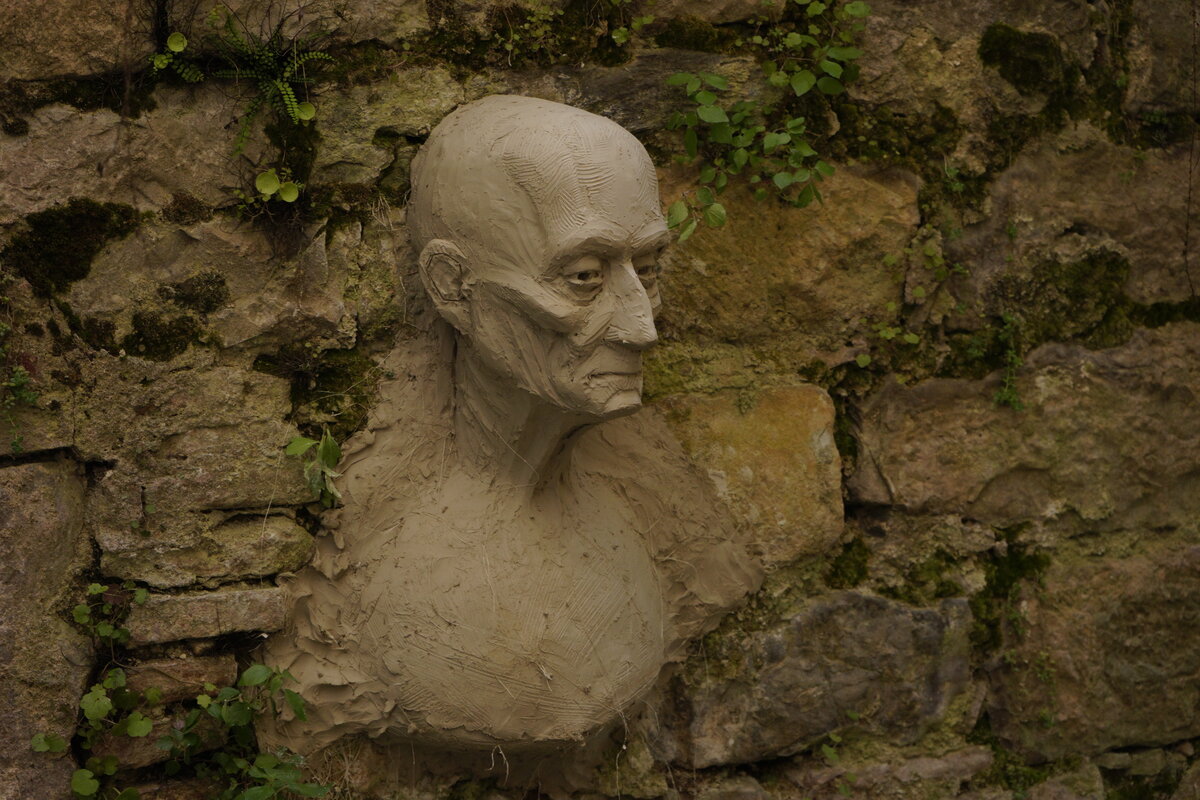 Semiostalgia P0010 — Sculpture fraîche, en terre crue, filasse végétale, Saint-Antonin-Noble-Val