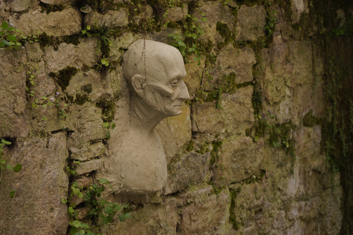 Semiostalgia P0010 — Sculpture fraîche, en terre crue, filasse végétale, Saint-Antonin-Noble-Val