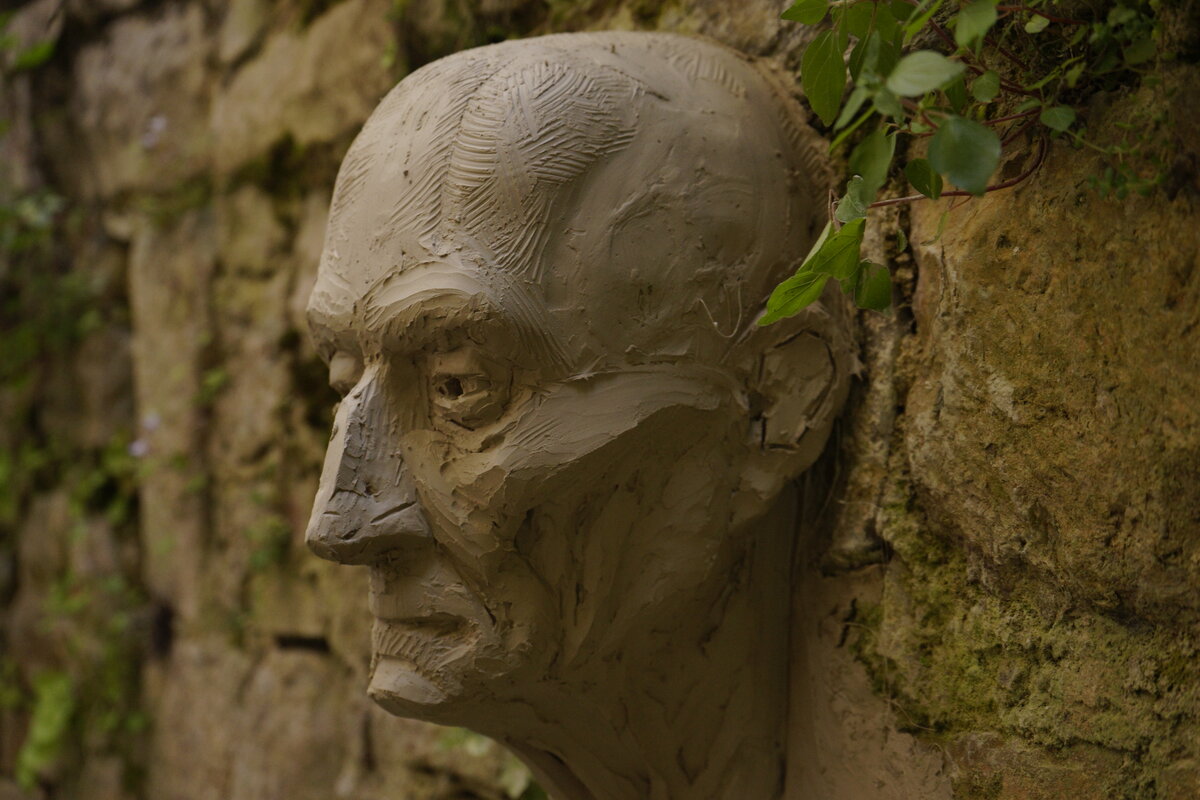 Semiostalgia P0010 — Sculpture fraîche, en terre crue, filasse végétale, Saint-Antonin-Noble-Val