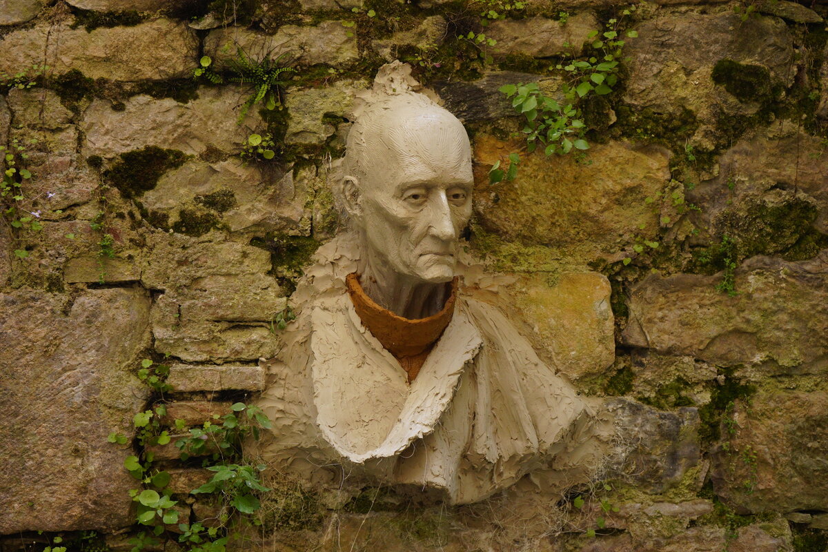 Semiostalgia P0010 — Sculpture fraîche, en terre crue, filasse végétale, sur mur de pierre calcaire, Saint-Antonin-Noble-Val