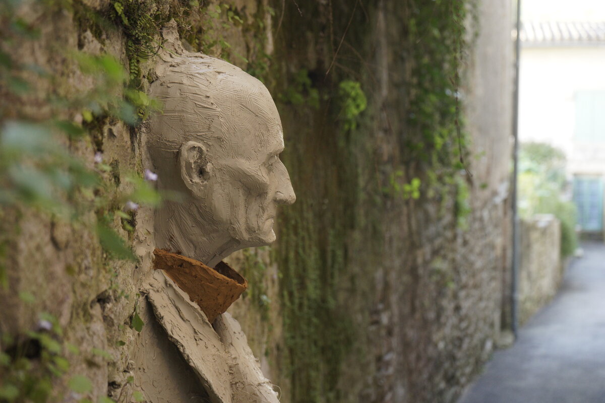 Semiostalgia P0010 — Sculpture fraîche, en terre crue, filasse végétale, Saint-Antonin-Noble-Val
