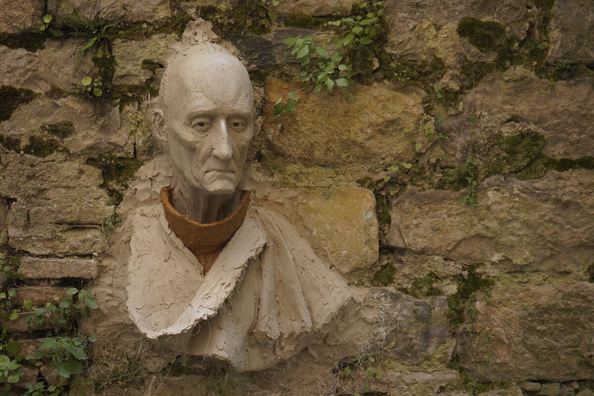 Semiostalgia P0010 — Sculpture fraîche, en terre crue, filasse végétale, Saint-Antonin-Noble-Val