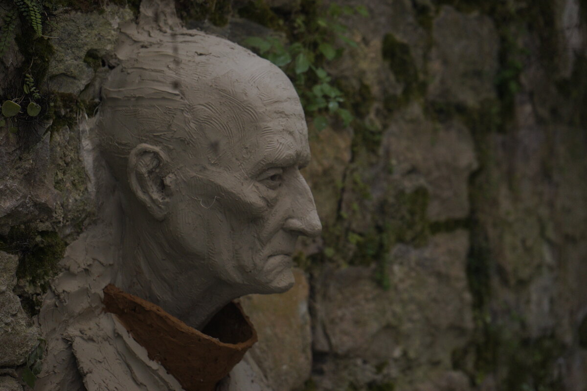 Semiostalgia P0010 — Sculpture fraîche, en terre crue, filasse végétale, Saint-Antonin-Noble-Val