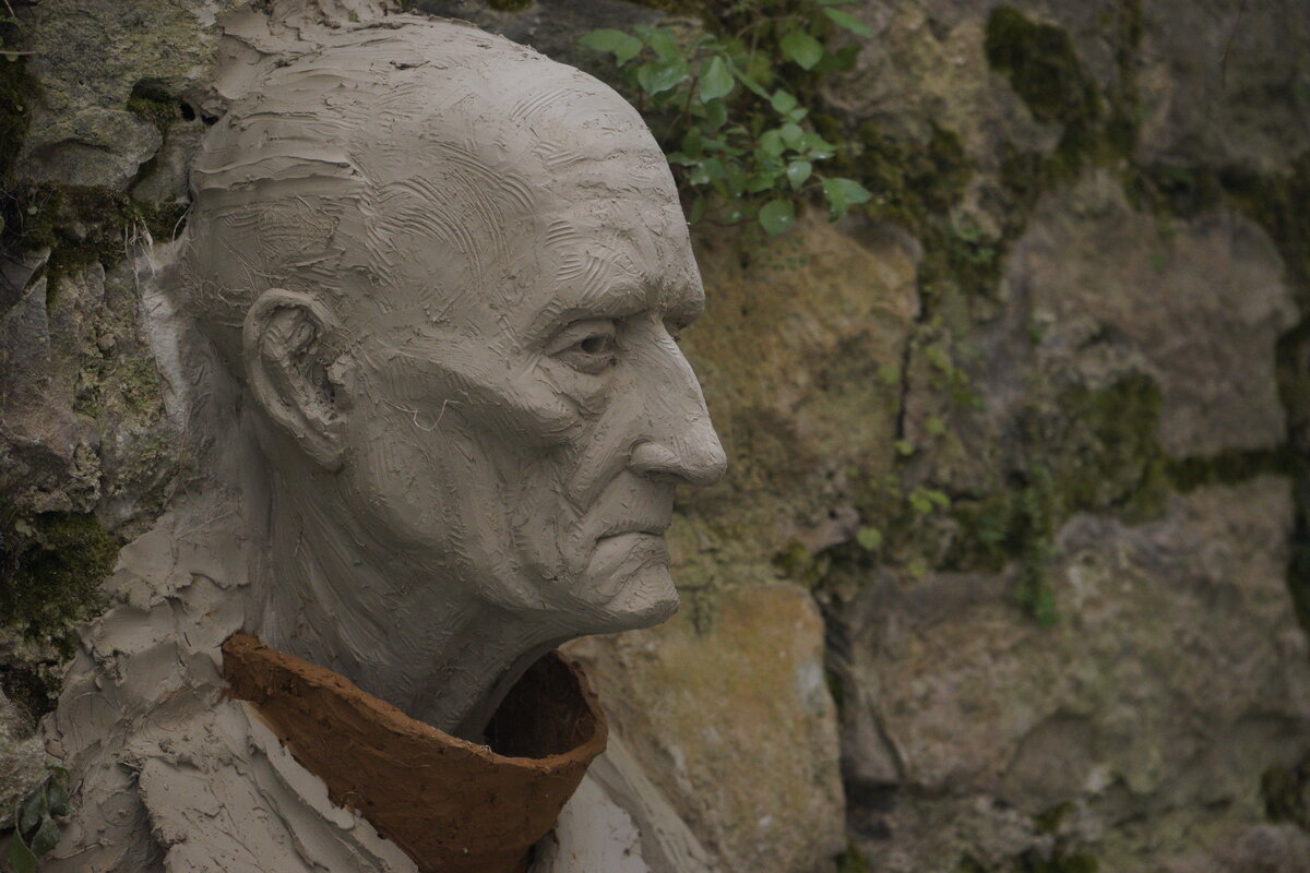 Semiostalgia P0010 — Sculpture fraîche, en terre crue, filasse végétale, Saint-Antonin-Noble-Val