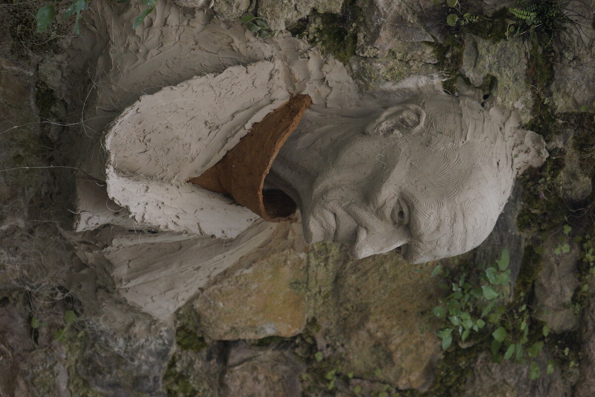 Semiostalgia P0010 — Sculpture fraîche, en terre crue, filasse végétale, Saint-Antonin-Noble-Val