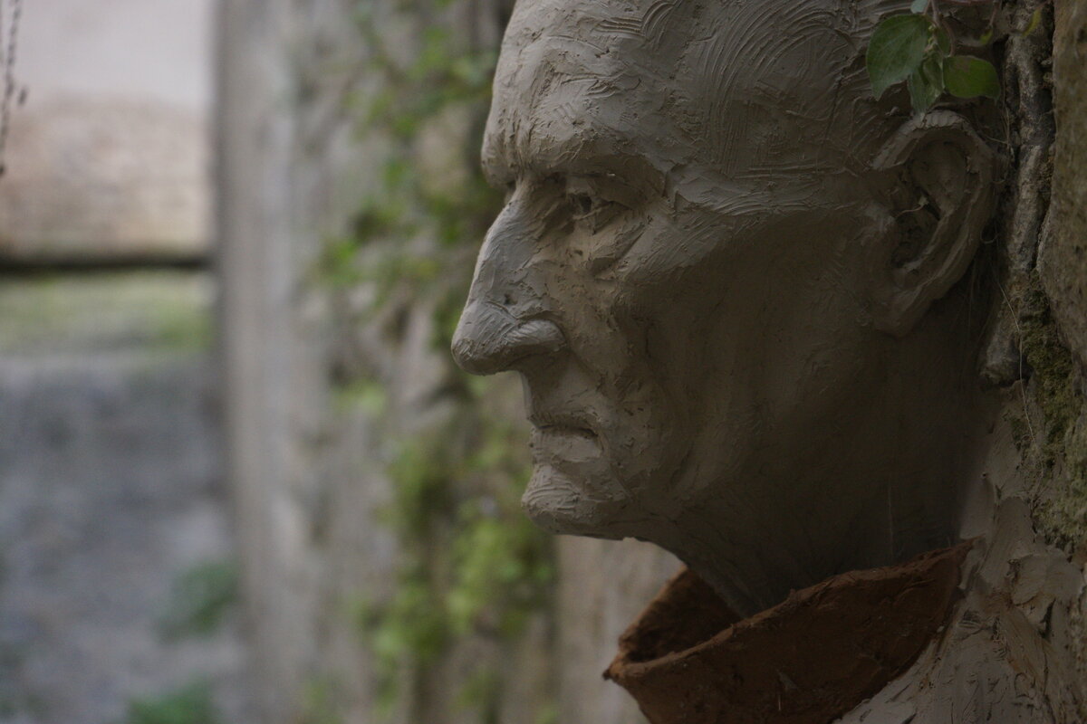 Semiostalgia P0010 — Sculpture fraîche, en terre crue, filasse végétale, Saint-Antonin-Noble-Val