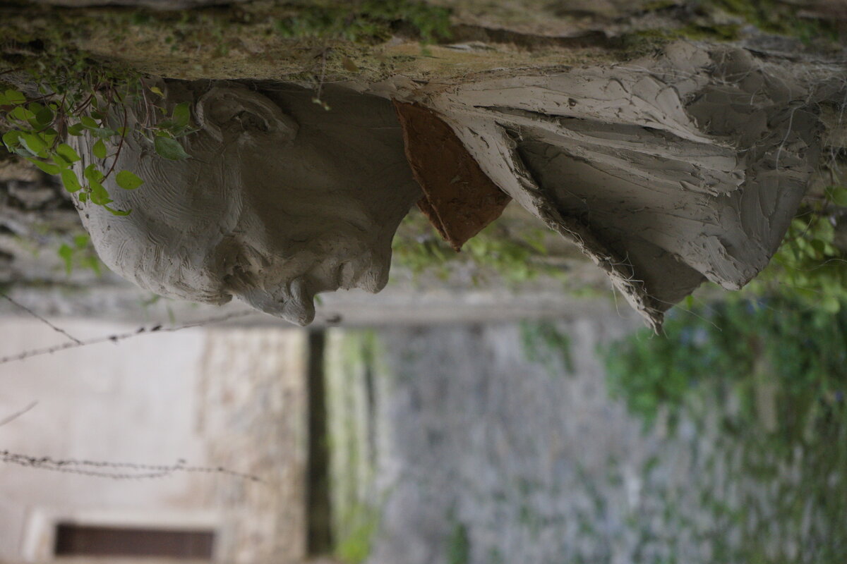 Semiostalgia P0010 — Sculpture fraîche, en terre crue, filasse végétale, Saint-Antonin-Noble-Val