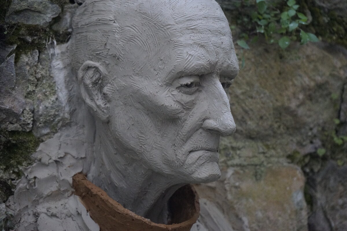 Semiostalgia P0010 — Sculpture fraîche, en terre crue, filasse végétale, Saint-Antonin-Noble-Val